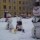 Веселые снеговики во дворе квартала Б
