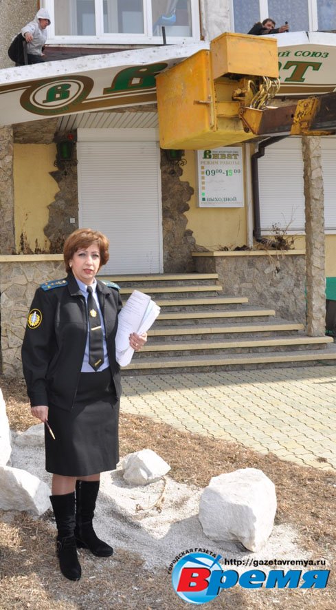 Судебные приставы сняли вывеску с "Вивата" 