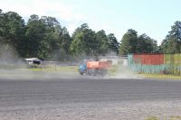 Футбольное поле готовят к занятиям.