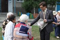 Встреча   с представителями ОО "Дети войны" в 17-м микрорайона: Газету "кому принадлежит Иркутская область" расхватали, как горячие пирожки