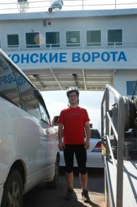 На пароме: преимущество велосипеда - не надо ждать очередь.