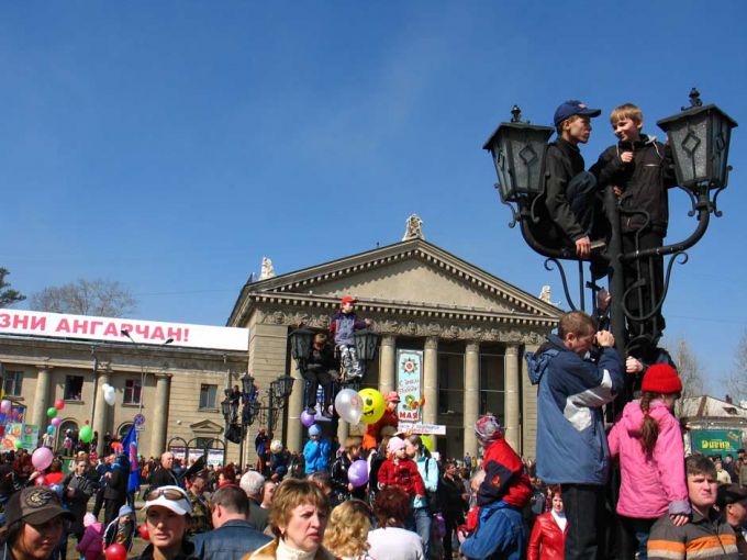  дети на фонарях