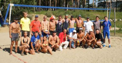 Фото №27: Данное фото сделано на внутреннем дворе СДЮСШОР Ермак, что напротив магазина Мелодия.... На фото участники и призеры Межрегионального турнира по пляжному волейболу, который организовала и провела Ангарская городская Федерация волейбола на песочной площадке построенной на территории спортивной школы...что замечательно, огромное количество народу приходило и проводило время на площадке в игре и общении между собой. Пляжный волейбол по плечу всем: женщинам, мужчинам, юношам и девушкам, что подтвердило огромное количество участников и зрителей...в турнире приняло участие более 100 человек, были гости из Улан-Удэ (команды от компании мегафон), из областного центра и многих городов Иркутской области. Турнир проходил в День Физкультурника и в 2013 году так же планируется проводится... В связи с этим фактом АФВ планирует построить еще несколько площадок на территории школы (пляжный стадион).