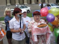 Угощают хлебом и солью