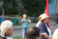 Встреча   с представителями ОО "Дети войны" в 17-м микрорайоне: Очень любознательный мальчик.  Вместе с неместным  мужичком  в  темных очках,  -   слаженная команда.