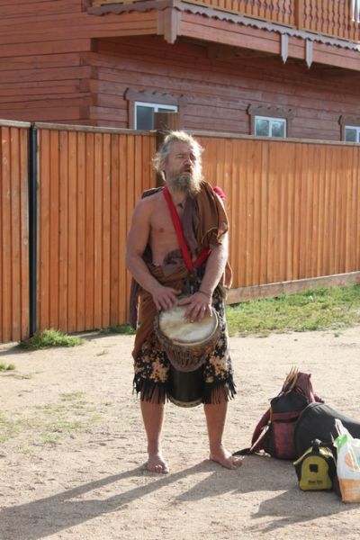 Фото №21 - Теплые проводы с Ольхона: Провожали нас с Ольхона под дикие африканские песни и зажигательный бой барабана. Фото сделано в августе 2012г. на о.Ольхон.