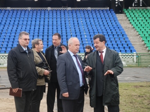 В. Жуков в компании одного спонсора и троих подручных