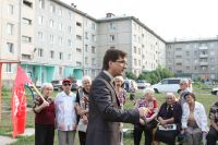 Встреча   с представителями ОО "Дети войны" в 17-м микрорайоне: Совсем немного народу было. Злоумышленники оборвали объявления.