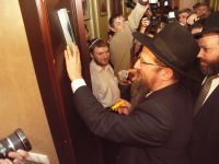 Главный раввин России Берл Лазар прикручивает к дверям синагоги мезузу: не каждый день приходится работать отвёрткой, но ради такой красоты, как в Иркутске, можно!